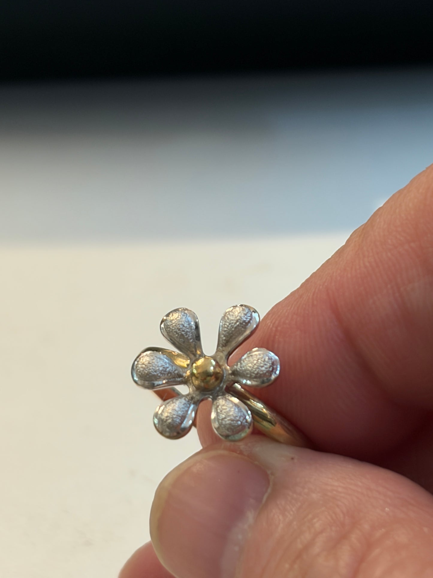 9ct viontage flower ring size N 3.4g