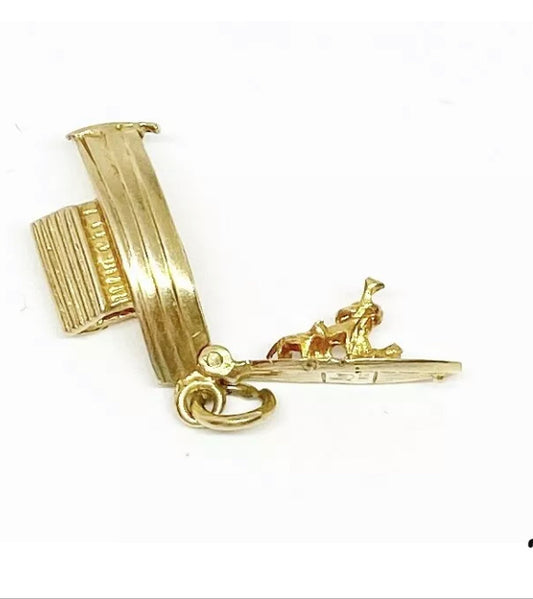 9ct vintage Noahs Ark charm opening. signed 'nuvo'