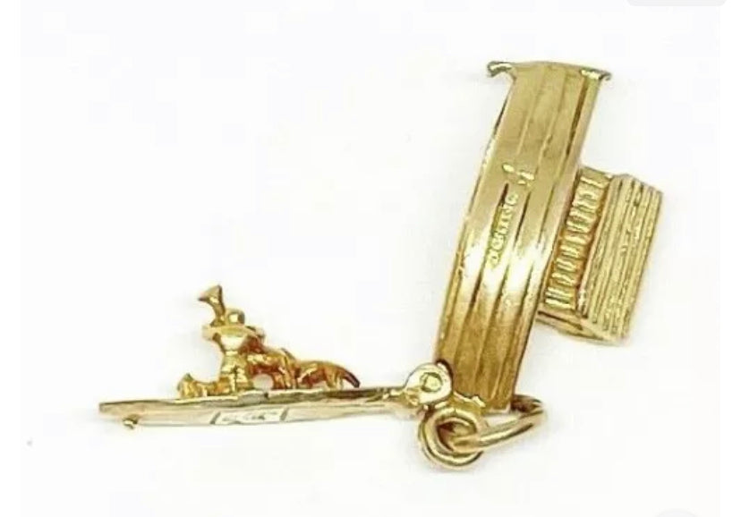 9ct vintage Noahs Ark charm opening. signed 'nuvo'