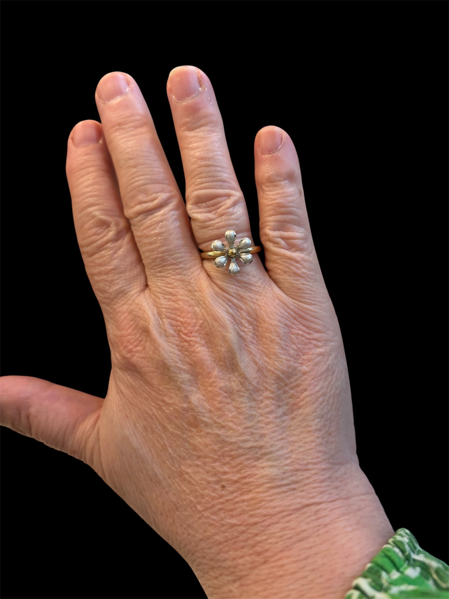 9ct viontage flower ring size N 3.4g