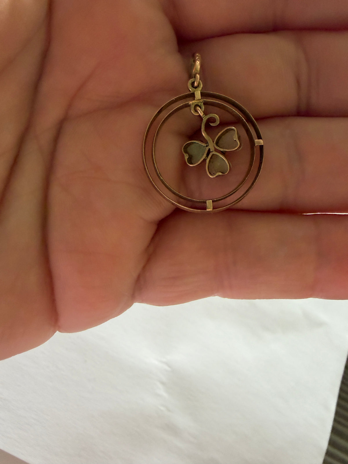 9ct 1920s vintage rose gold pendant withan opal three leaf clover in centre 1.46g