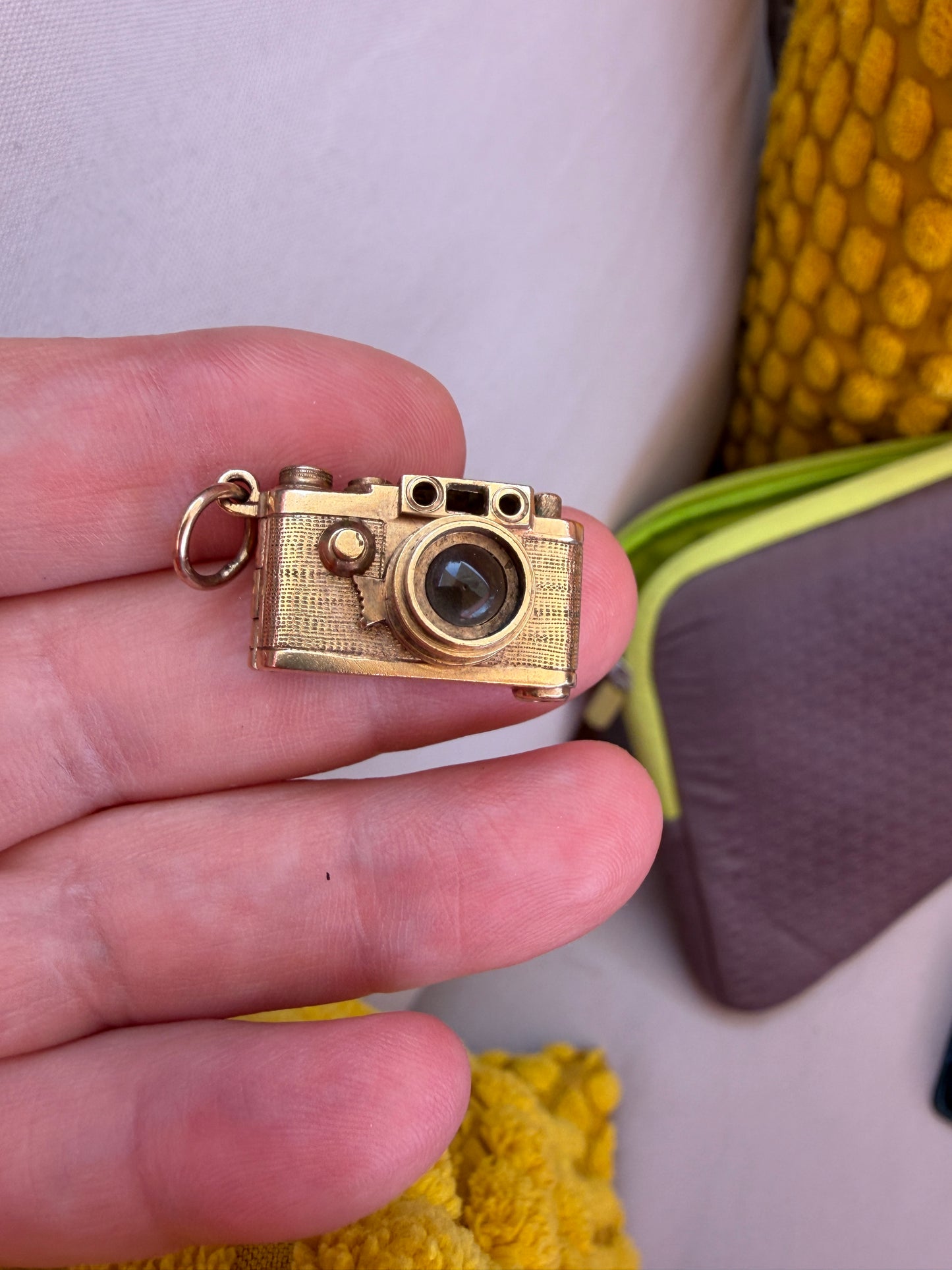 9ct vintage cmera charm. opening camera charm circa 1969. 9.47g