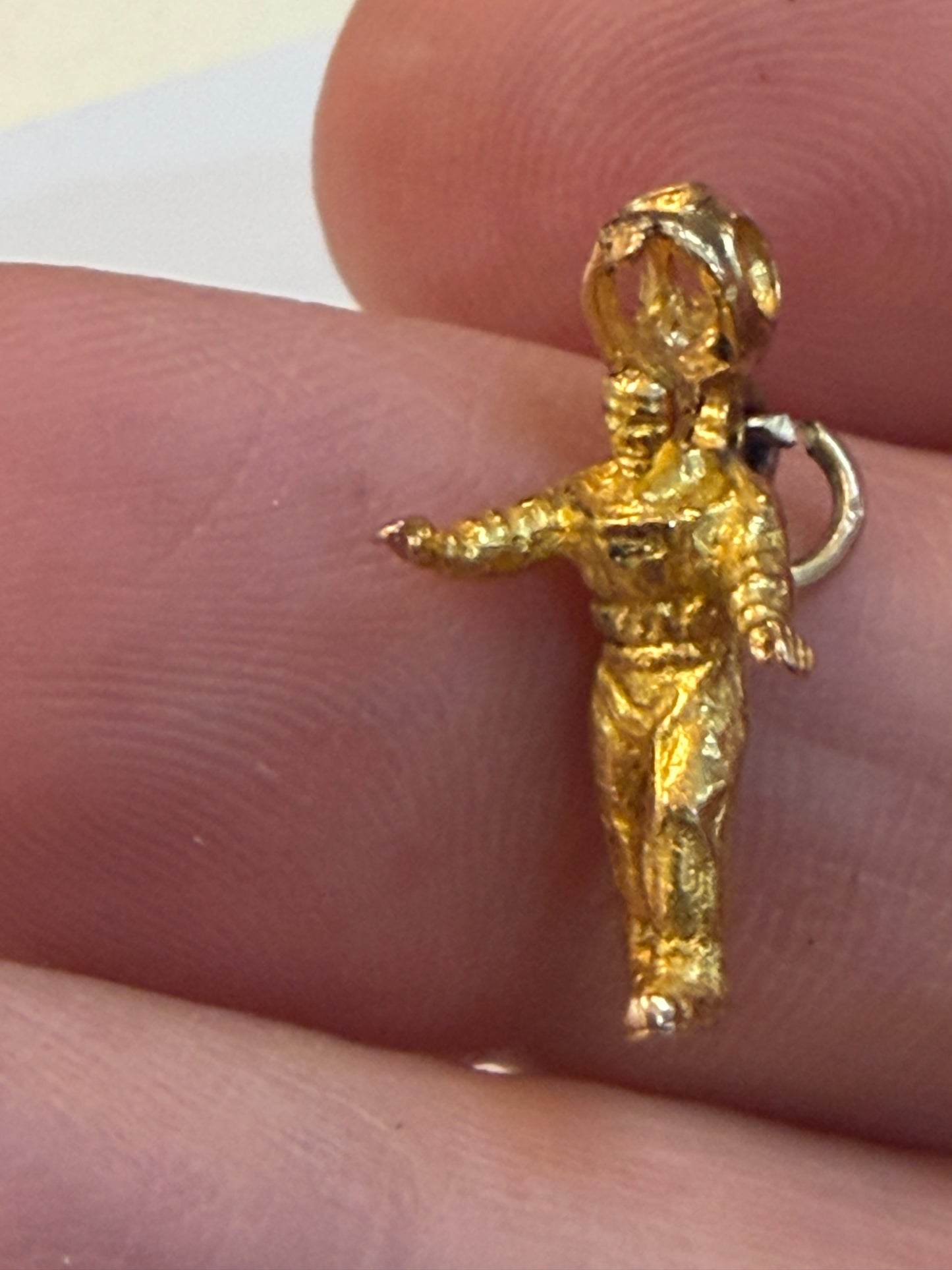 9ct vintage spaceman / astronaut / deep sea diver charm circa 1952 1.6g