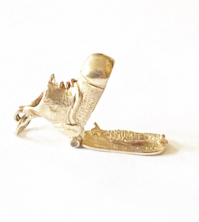 9ct vintage charm of a shoe opening to reveal a fish inside !!