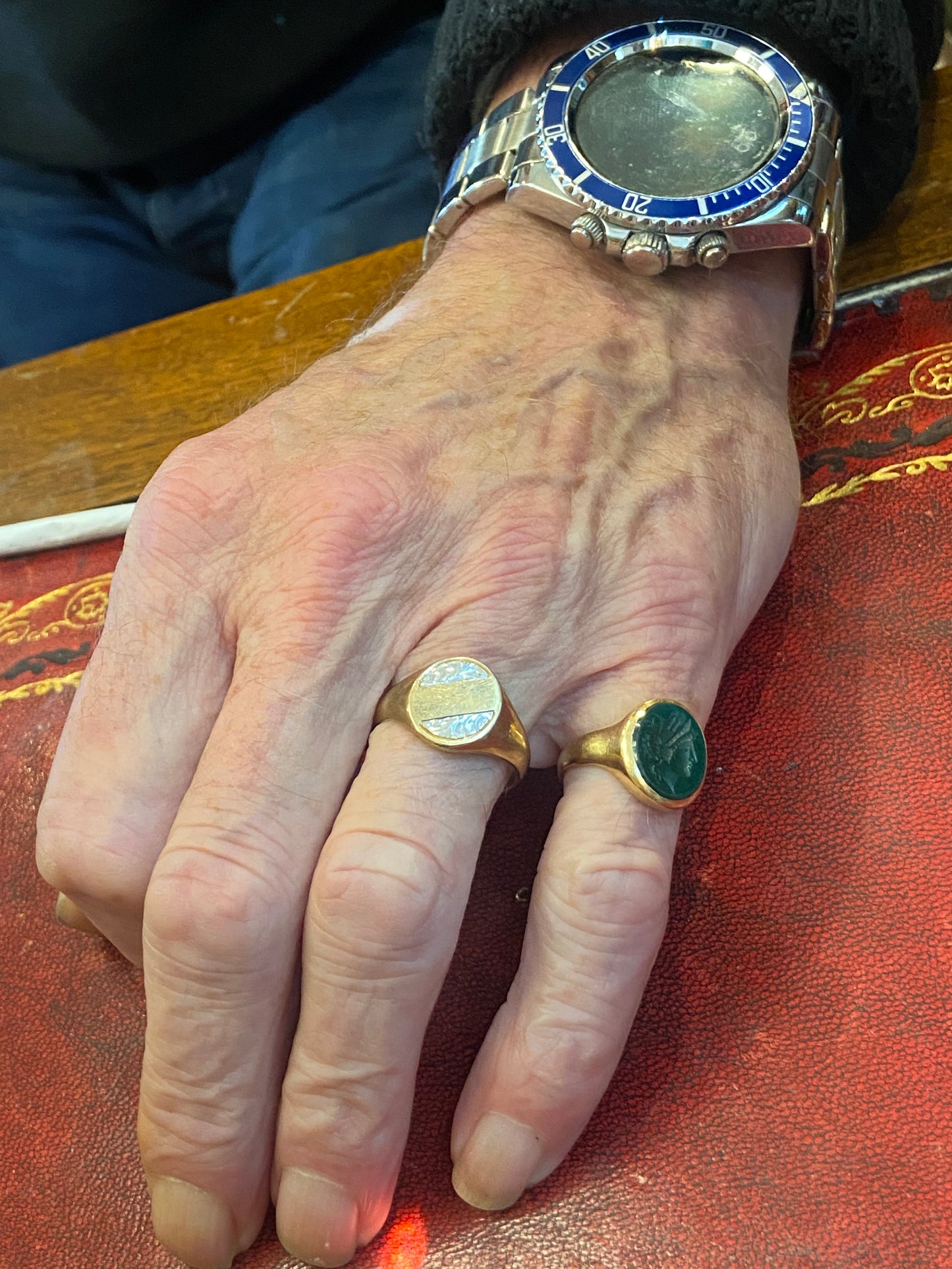 9CT VINTAGE / PREOWNED SIGNET RING SIZE T 1/2 6.3