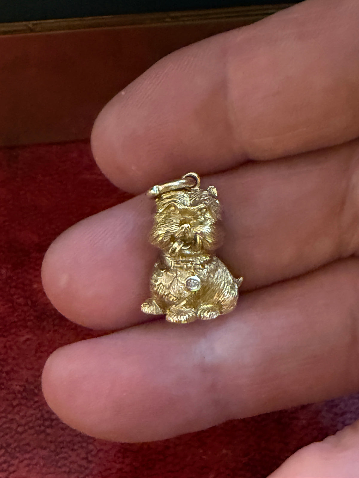 9ct vintage scottie dog charm with diamond collar. 3.0g
