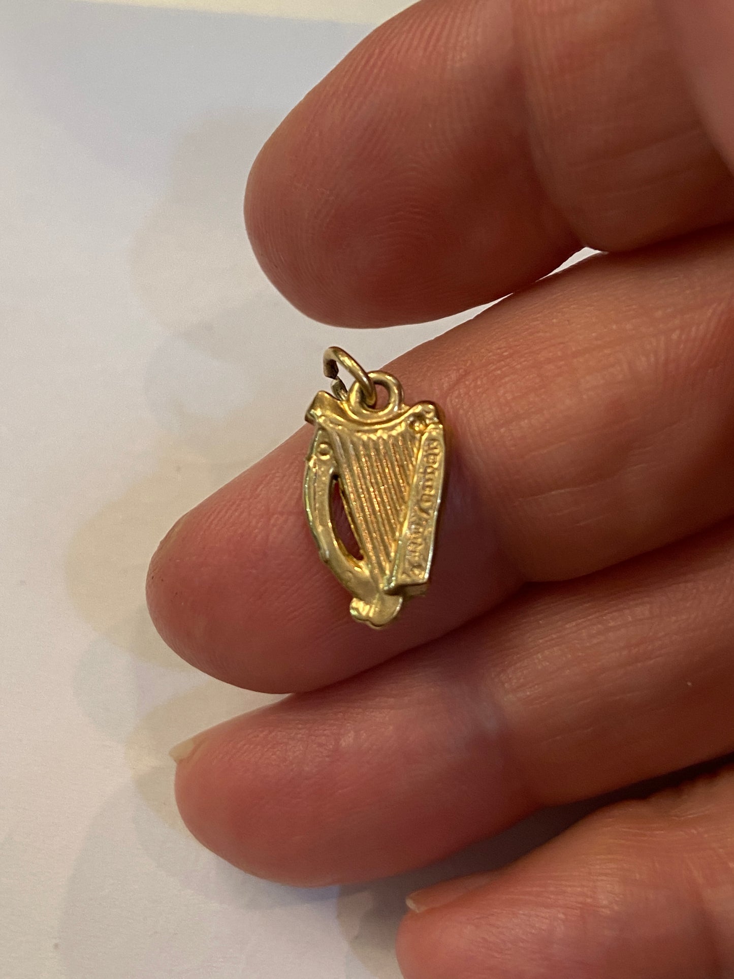 9ct small vintage harp charm circa 1959 Birmingham. 0.6g