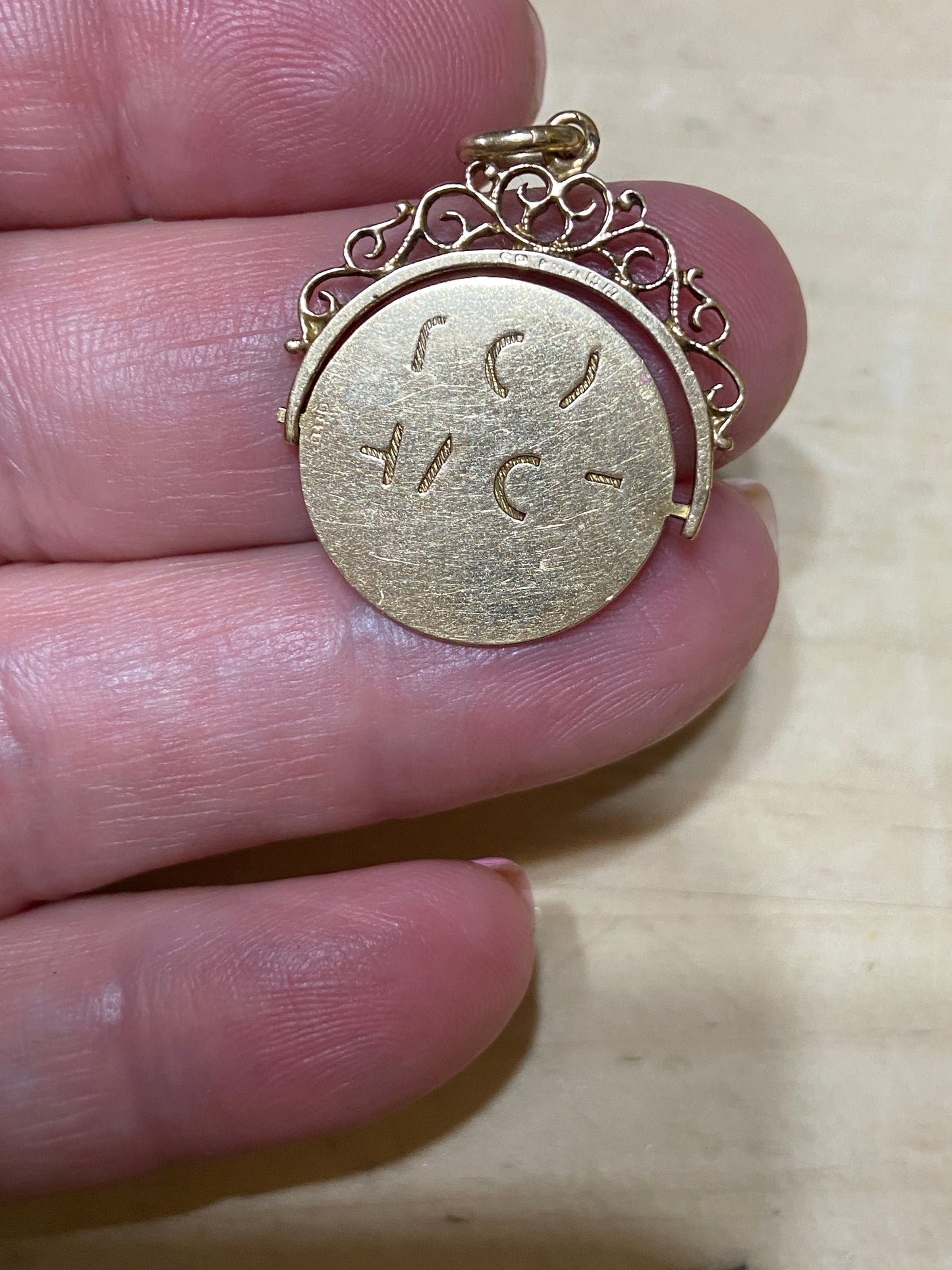 9ct vintage 'I Love you spinner' LARGE CIRCA 1987 MAKER SP 3.3G