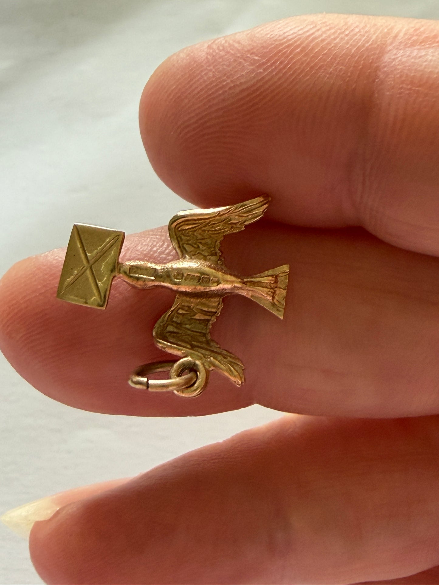 9ct vintage dove with letter charm 1.22g