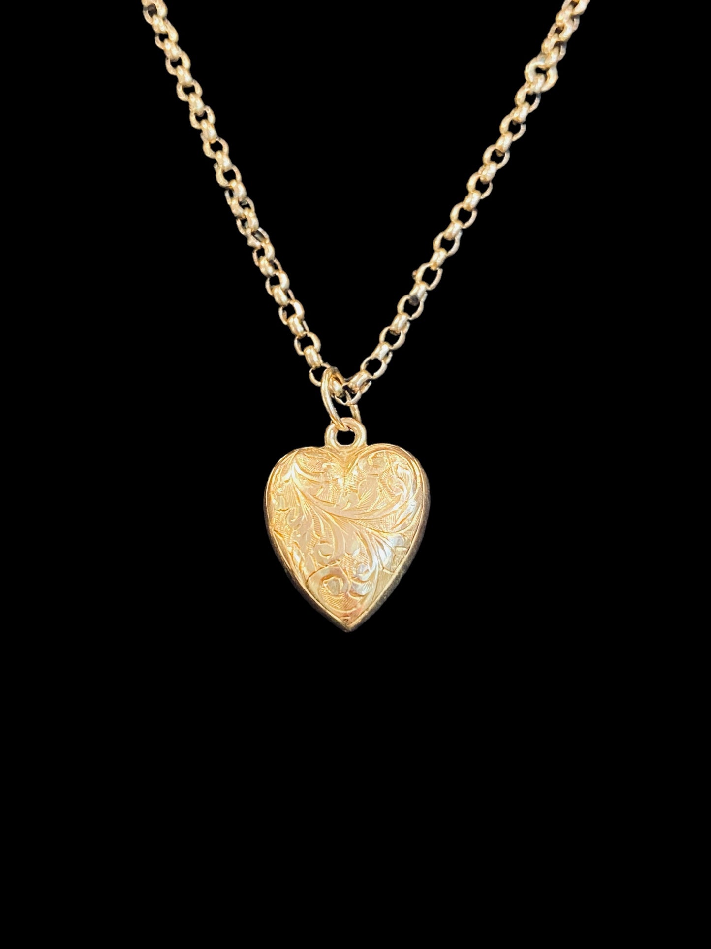 9ct Antique chain and heart necklace 18 1/2 inches long