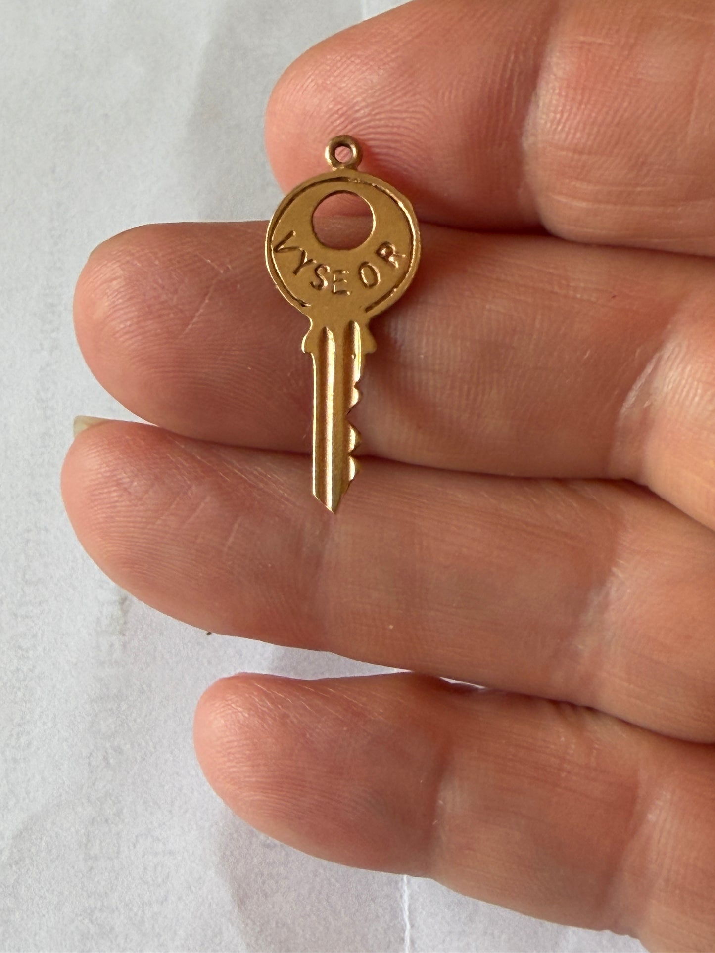 9ct vintage key charm with vyseor on the front. 1.05g circa 1987