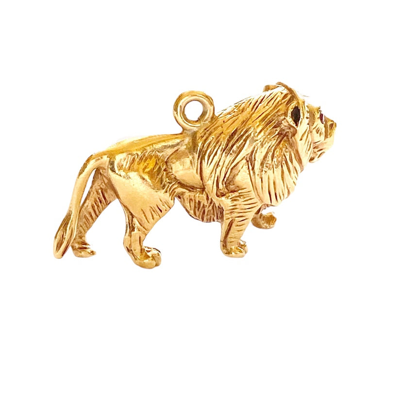 9ct vintage lion charm with ruby eyes heavy 20.4g circa 1965