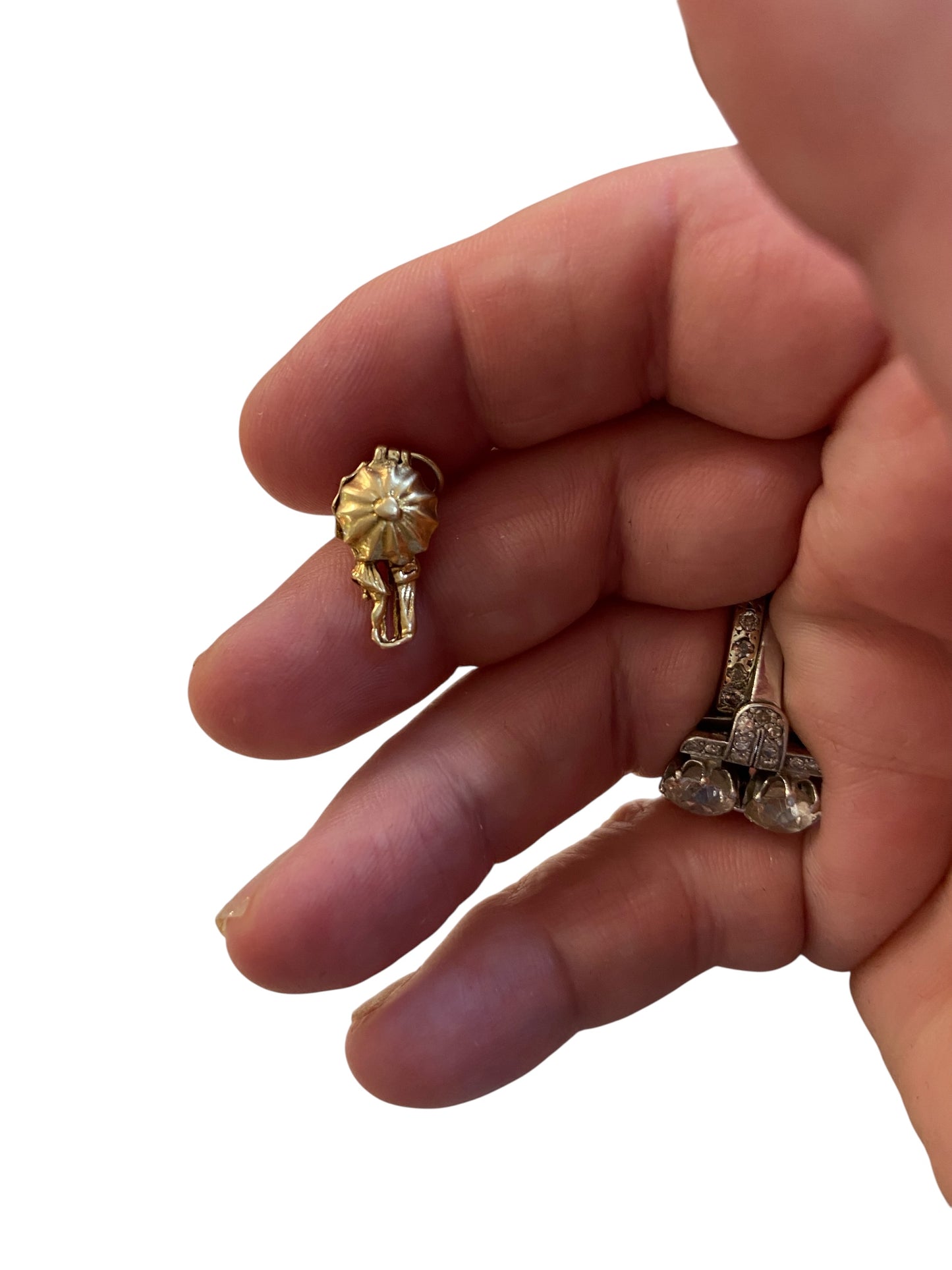 9ct vintage kissing couple under umbrella. charm