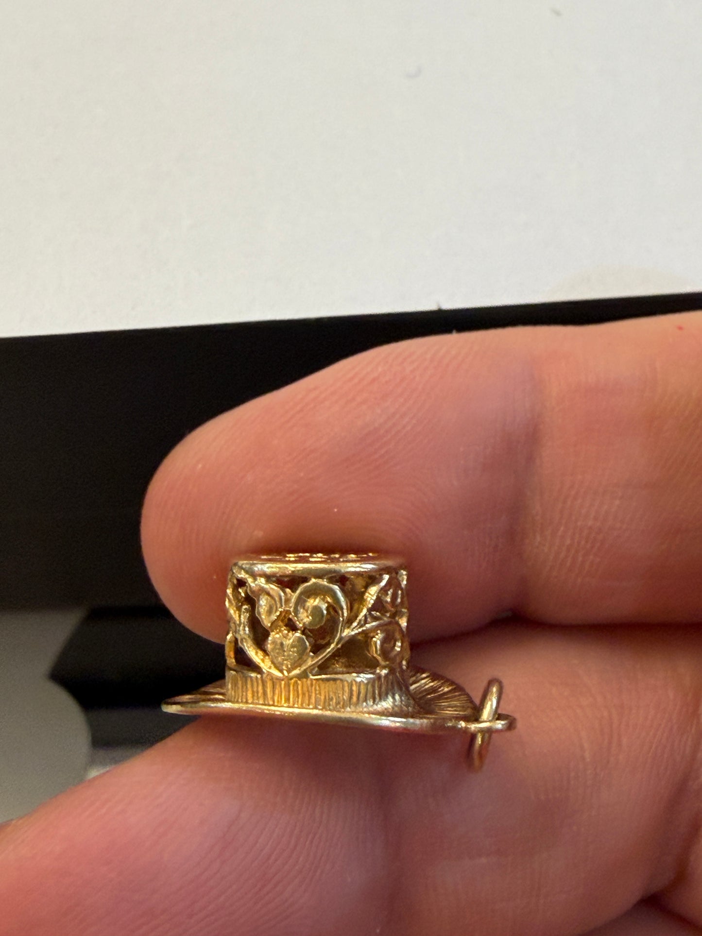 9ct vintage topo hat charm, 'you'r the tops' circa 1975 2.22g