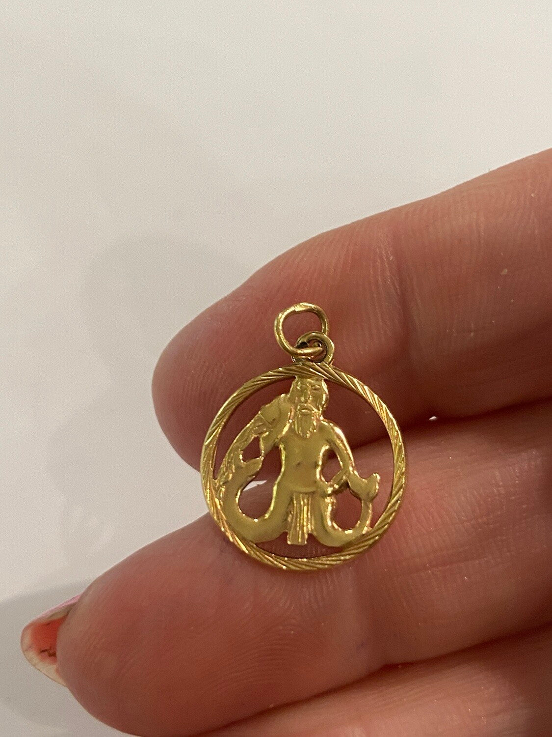 18ct vintage Aquarius pendant charm