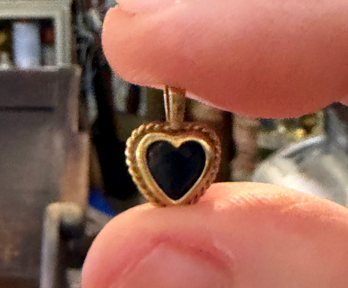 9ct vintage sapphire heart charm / pendant 0.61g