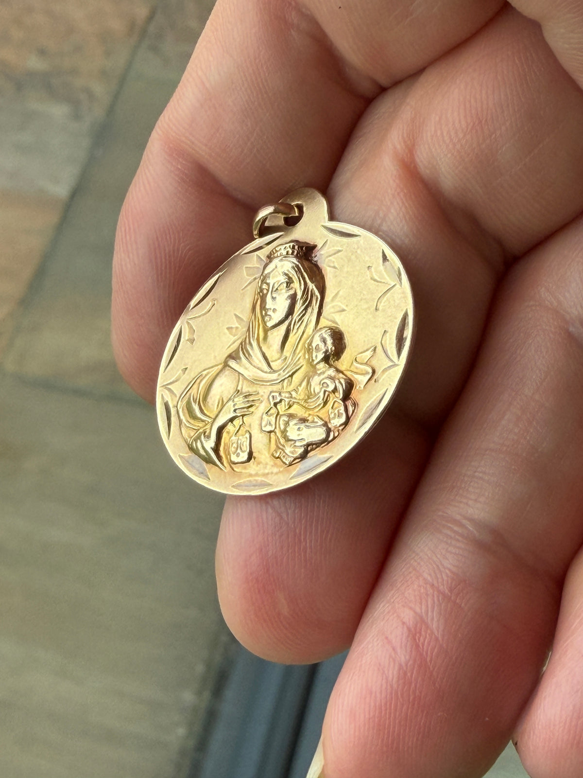 9ct vintage Mary and Jesus large  religious pendant, 4.11g