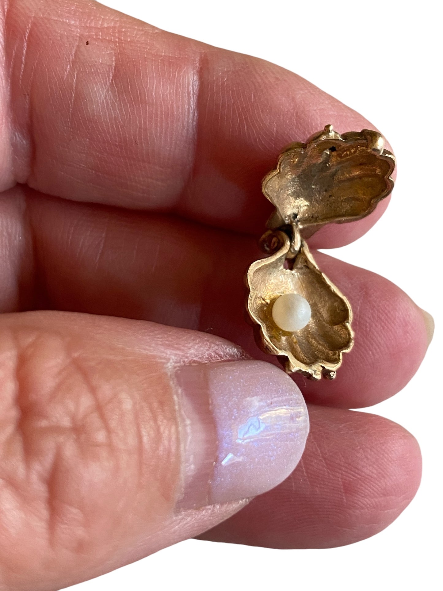 9ct vintage opening oyster shell charm