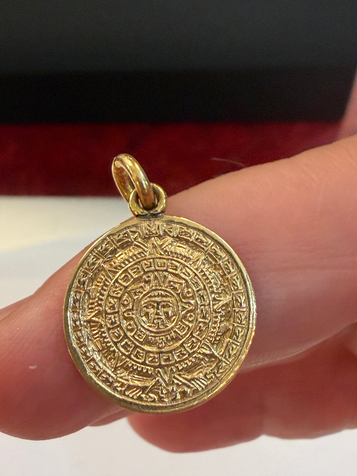 14ct vintage / pre owned Aztec Sun God calender pendant / charm 2.12g