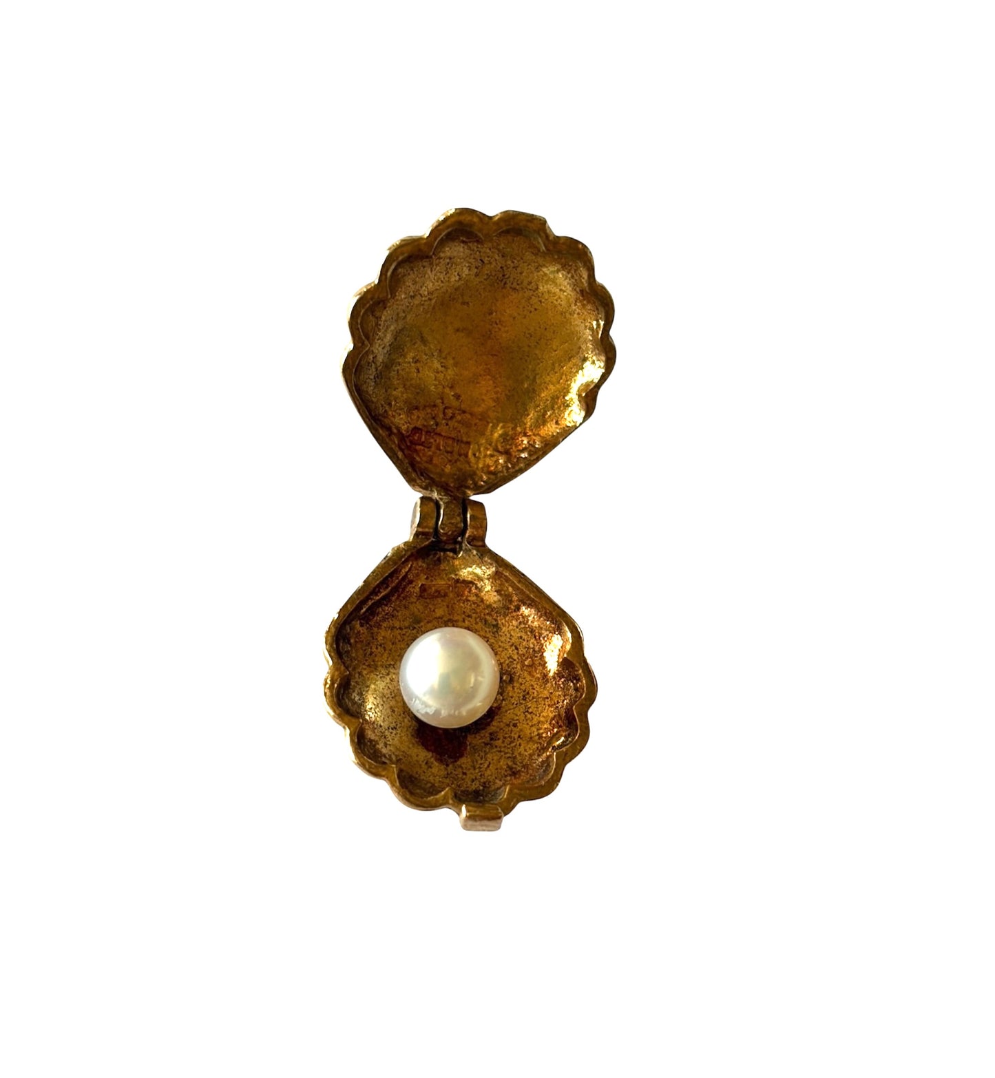 9ct vintage shell charm by HS LTD 2.14g