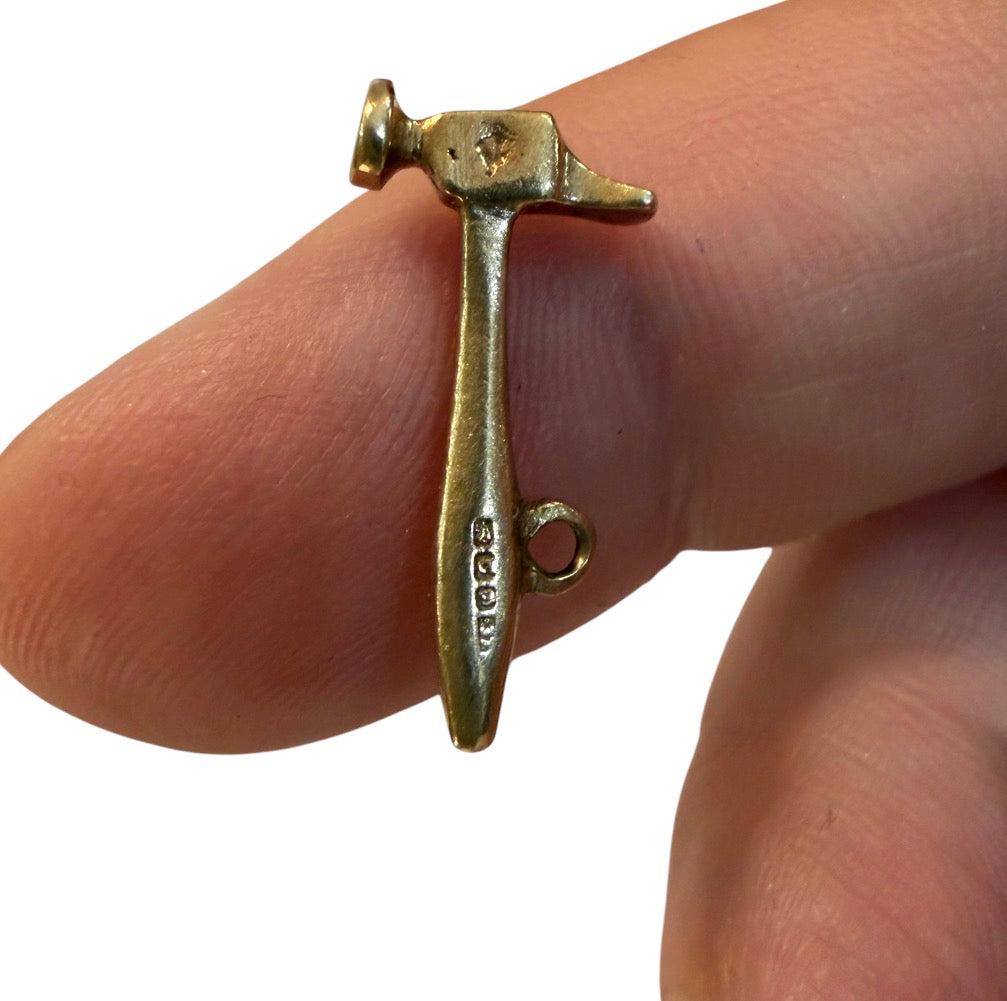 9ct vintage hammer charm 1.0g
