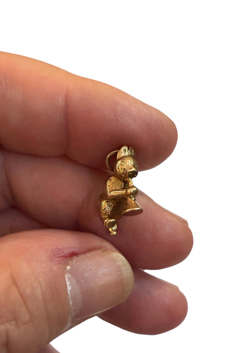 9ct vintage pig with trumpet charm. solid gold 3.15g