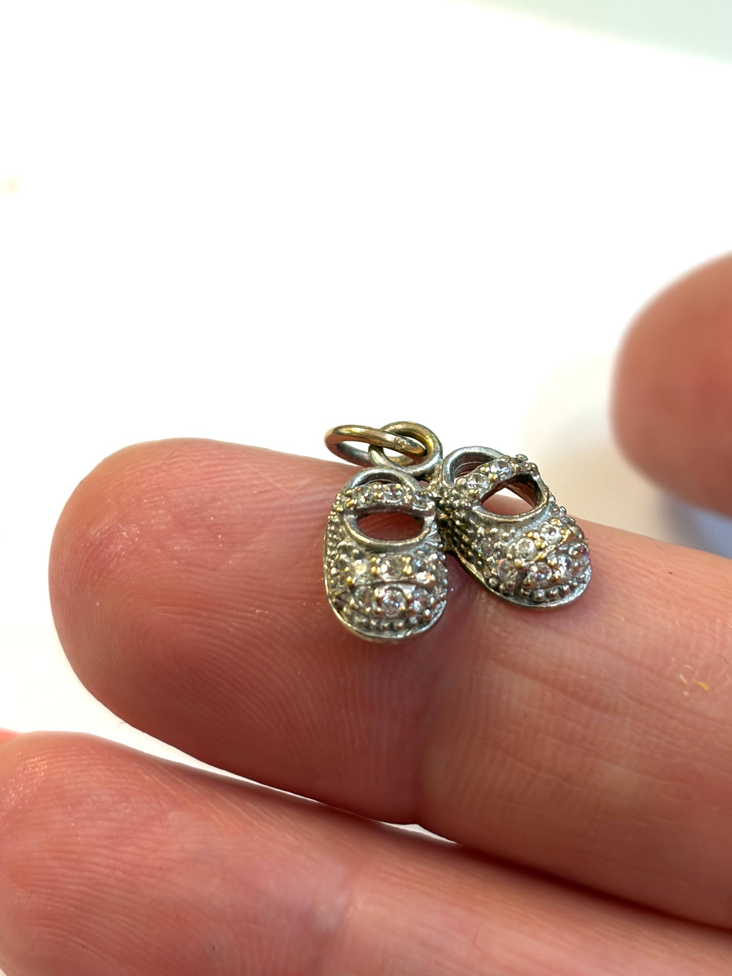 9ct vintage baby shoes with diamante stones. 1.4g
