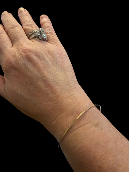 9ct slim vintage bangle. 2.9g circa 1973