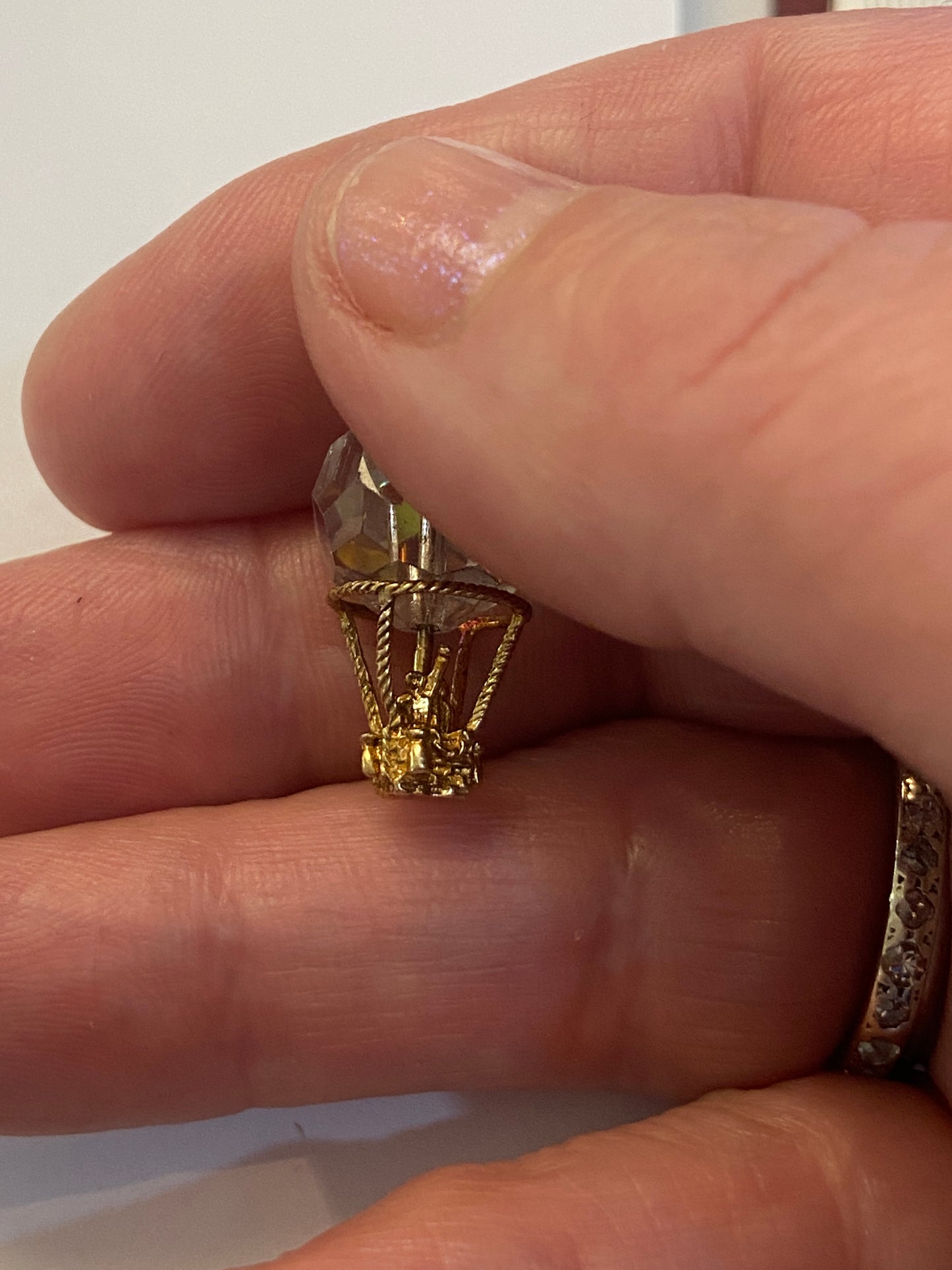 9ct vintage hot air balloon charm, with a crystal.
