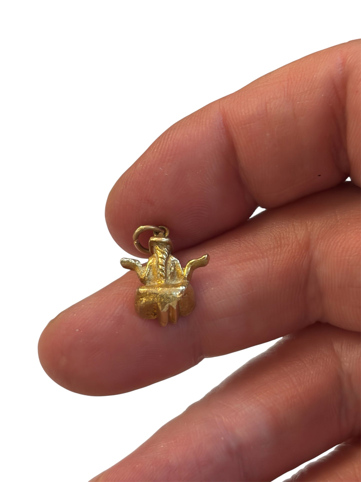 9ct vintage buddha charm in Mudra position, 2.4g 3D