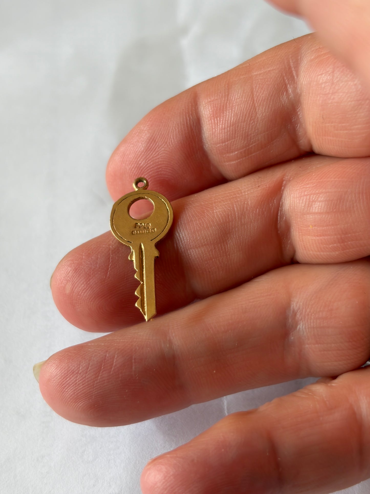 9ct vintage key charm with vyseor on the front. 1.05g circa 1987