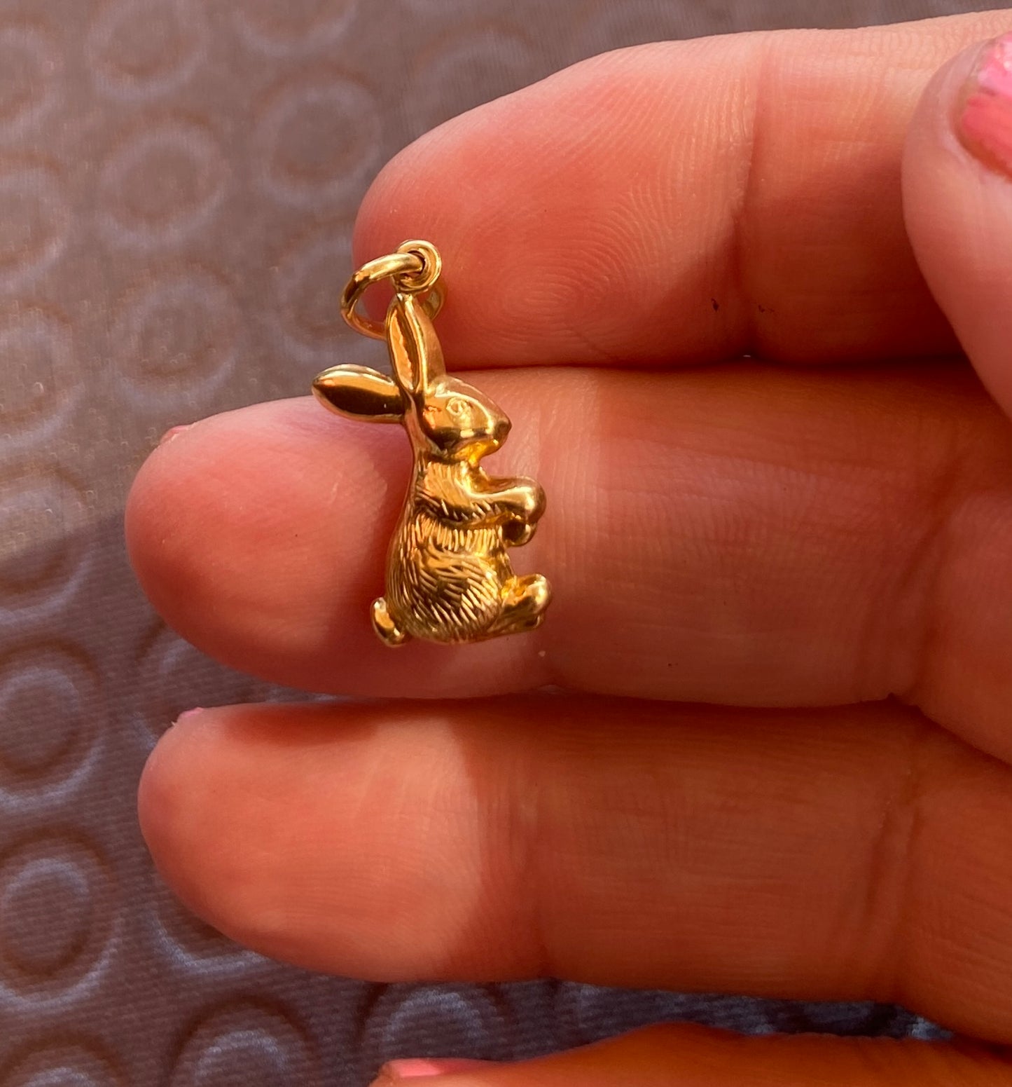 9ct yellow gold rabbit / hare charm. Hollow