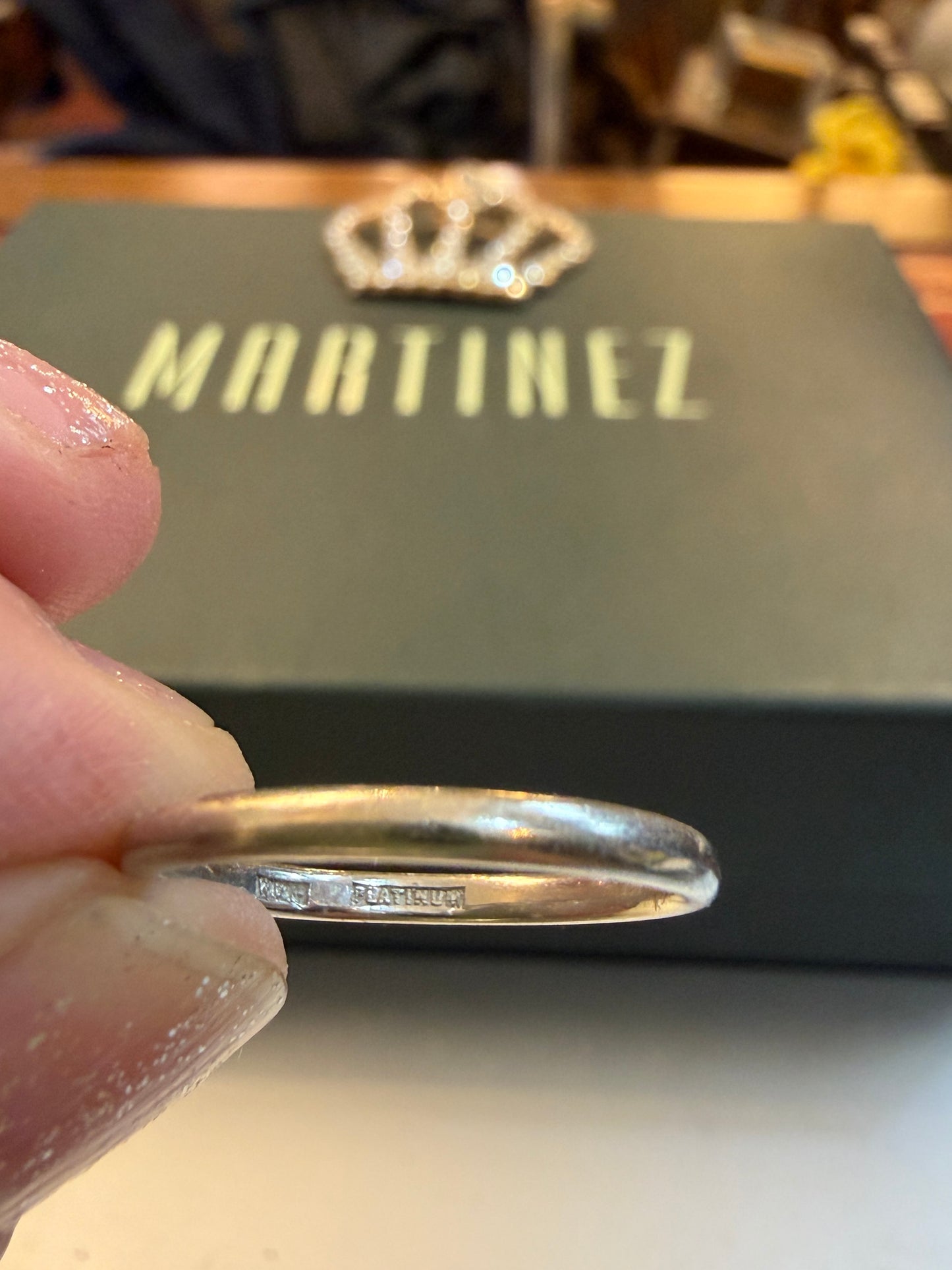 platinum wedding band size m 2.7g