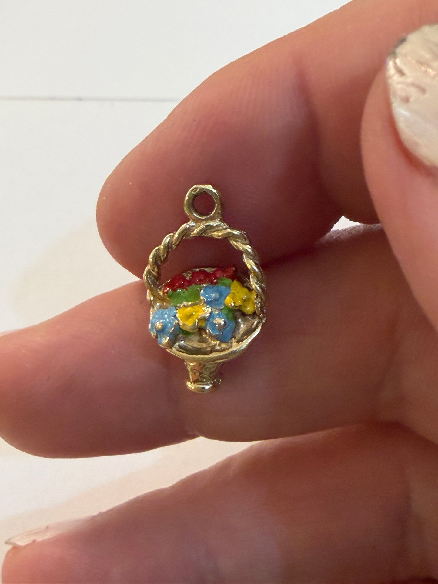 9ct vintage basket of flowers charm. 2.54g