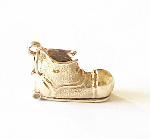 9ct vintage charm of a shoe opening to reveal a fish inside !!