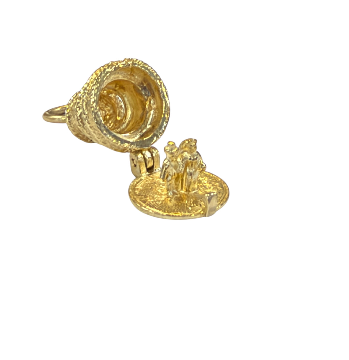 9ct vintage wedding cake charm, opening with couple inside. 3.2g