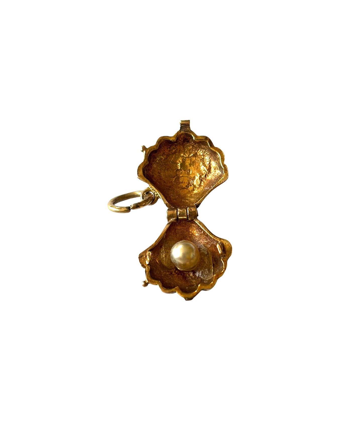9ct vintage shell charm by R.P signed NUVO circa 1965 2.4g