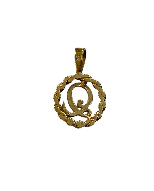 9ct vintage / pre owned initial Q