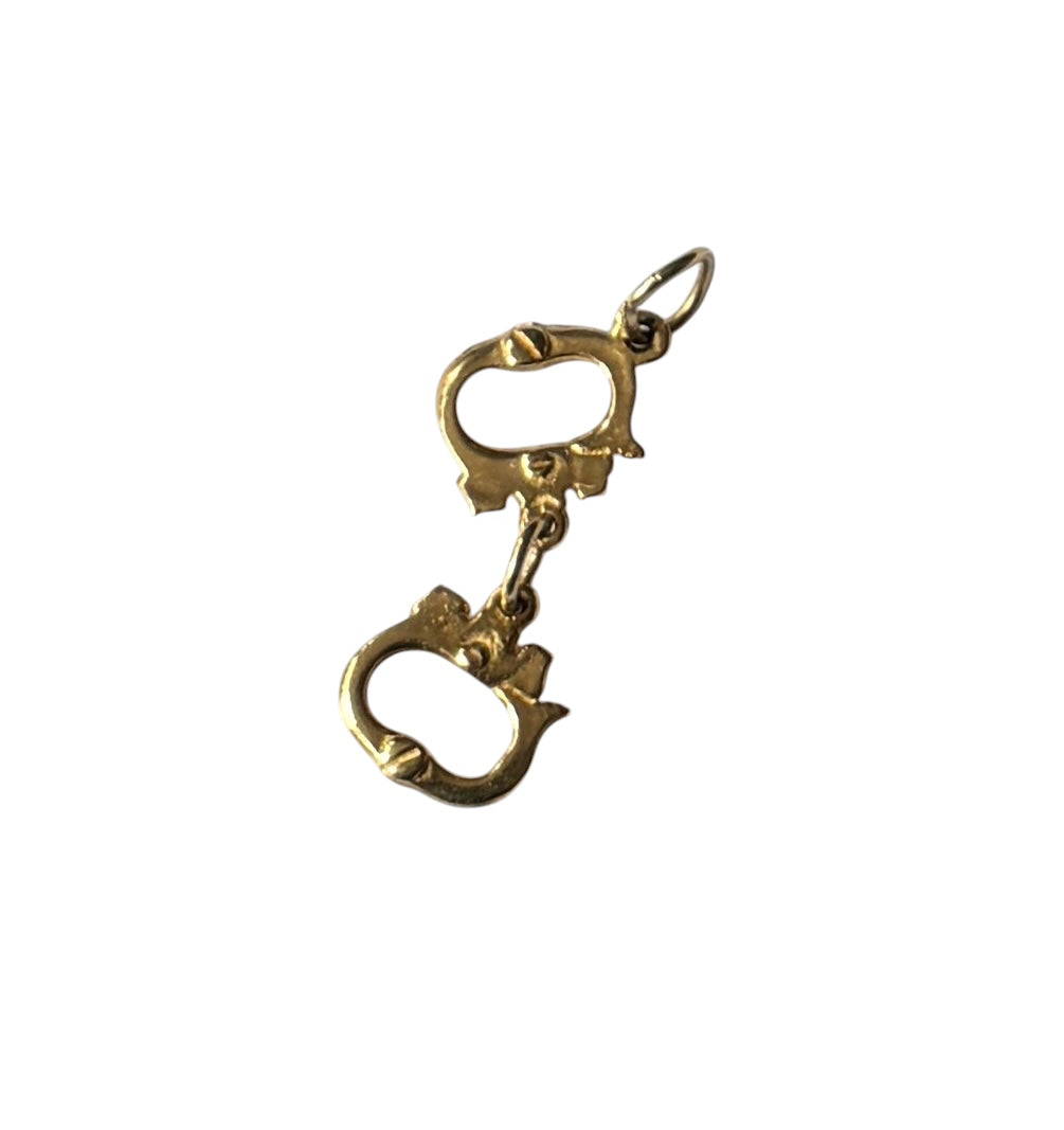 9ct vintage handcuff charm / pendant . 1.37g