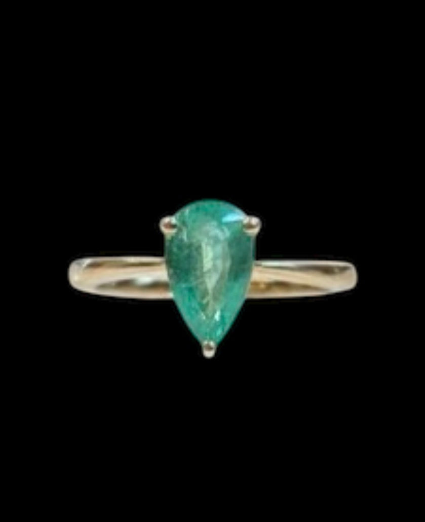9ct pre owned 1.0ct pear shaped emerald ring size N 1/2