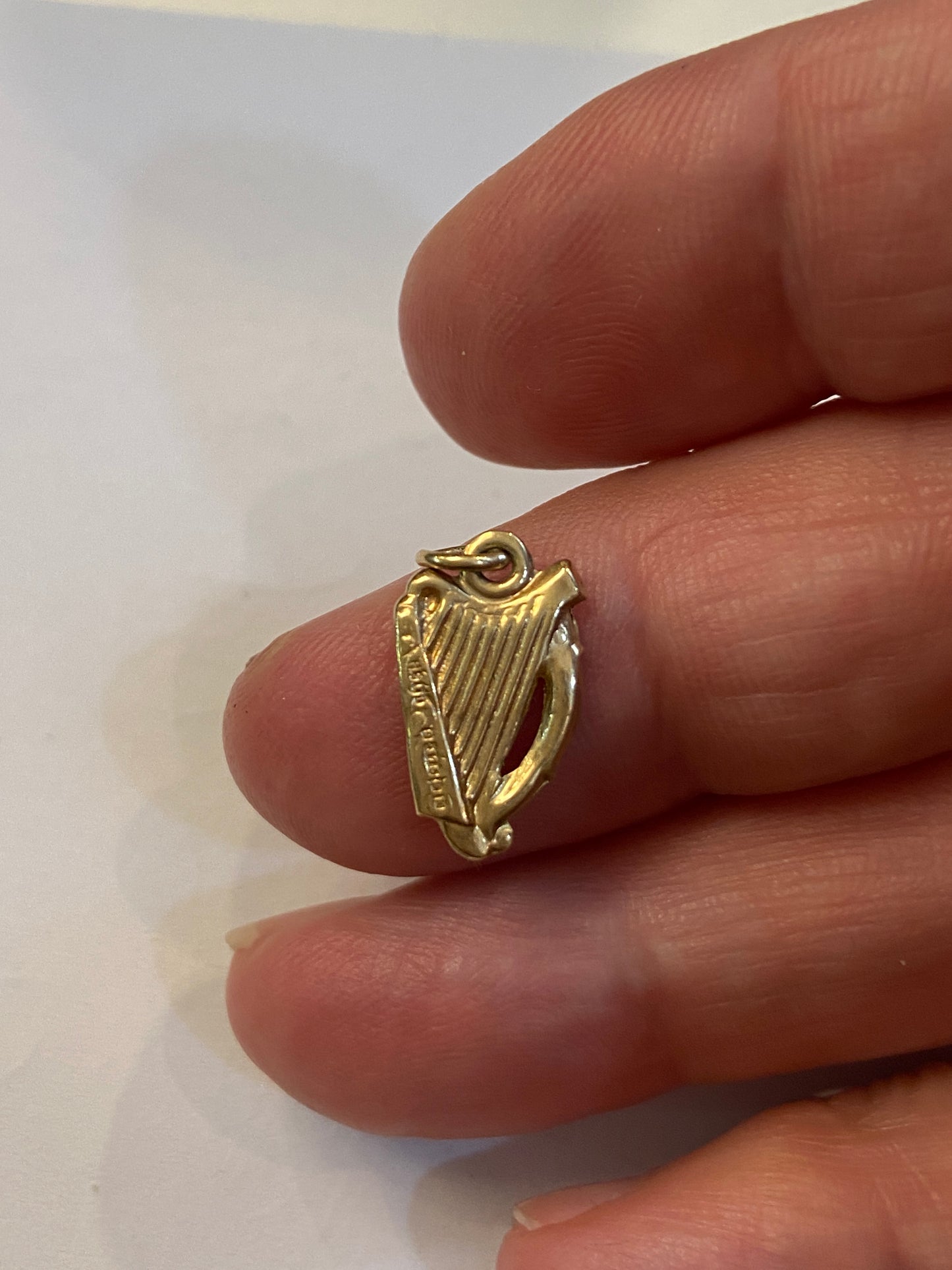 9ct small vintage harp charm circa 1959 Birmingham. 0.6g