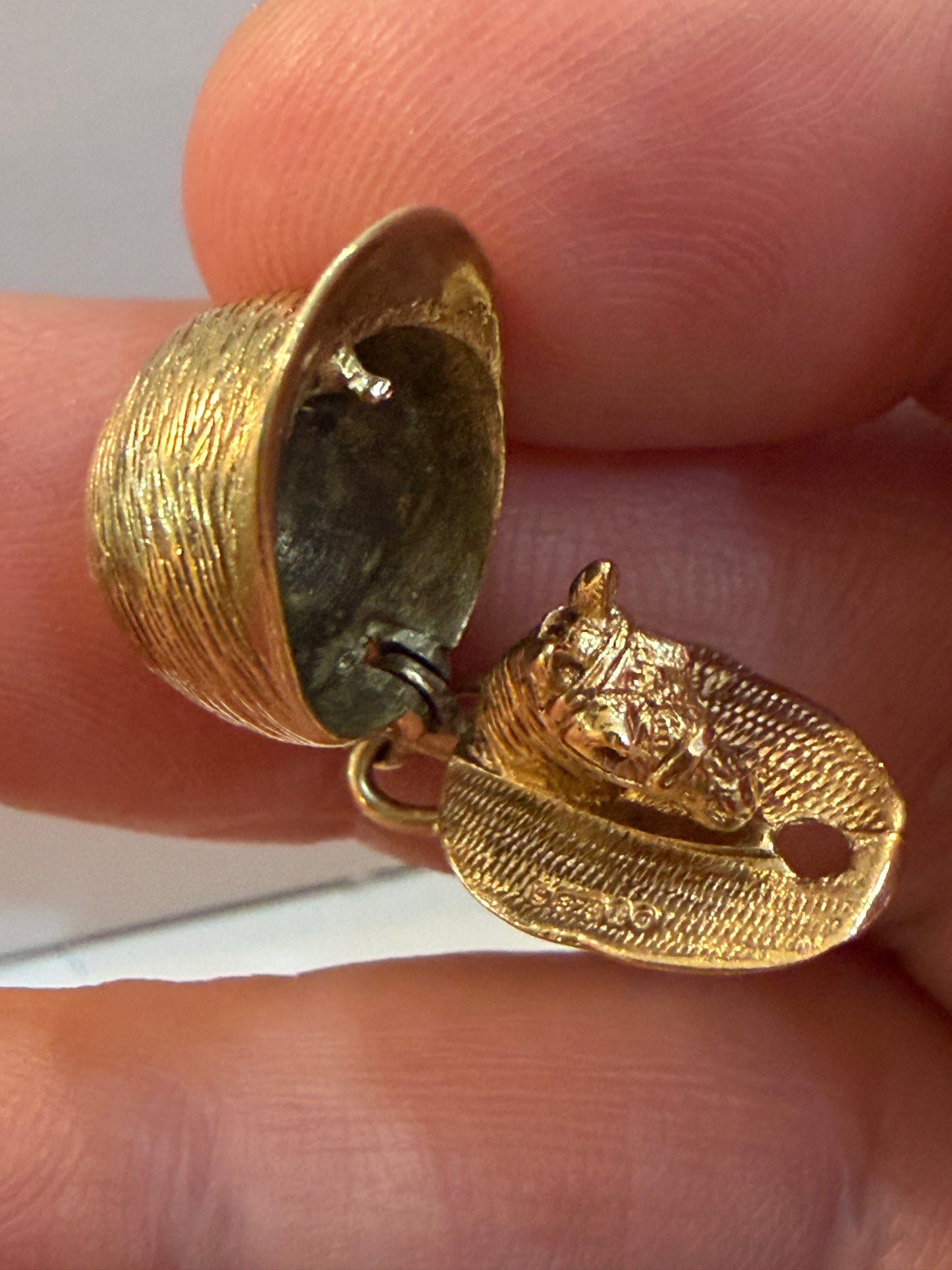 9ct vintage jockey hat with horse charm / pendant circa 1965 4.4g