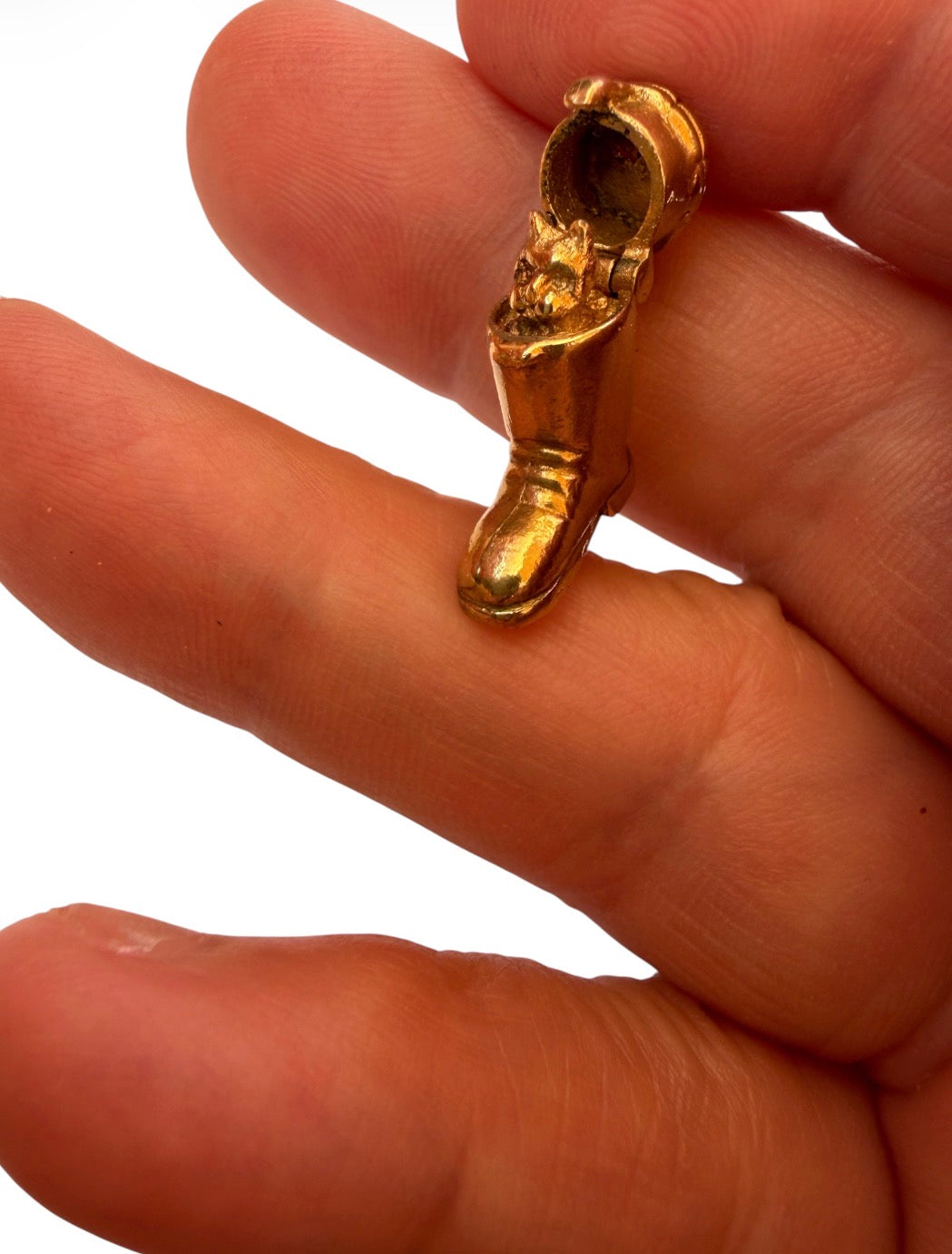 9ct vintage puss in botts charm. opening by ijld 3.98g