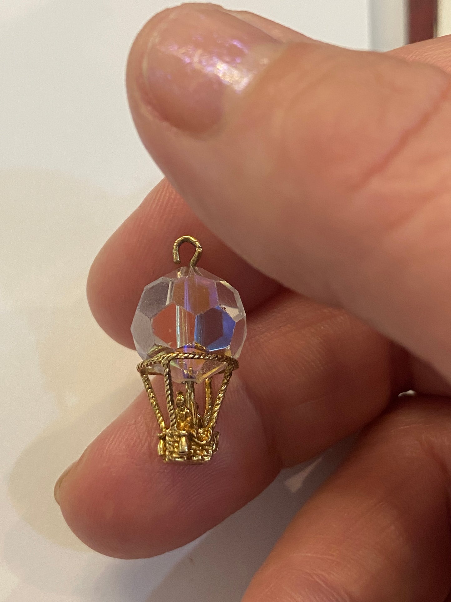 9ct vintage hot air balloon charm, with a crystal.
