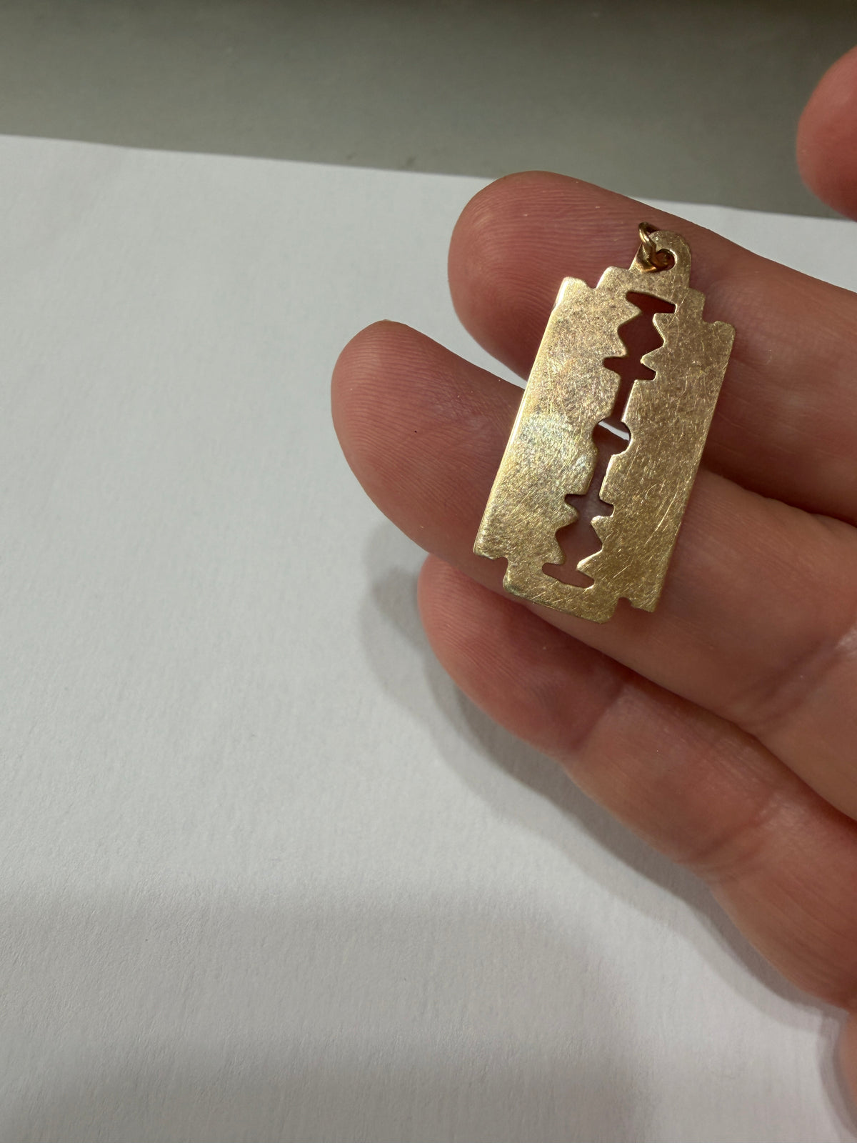 9ct vintage razor blade charm, unisex circa London 1976 1.13g