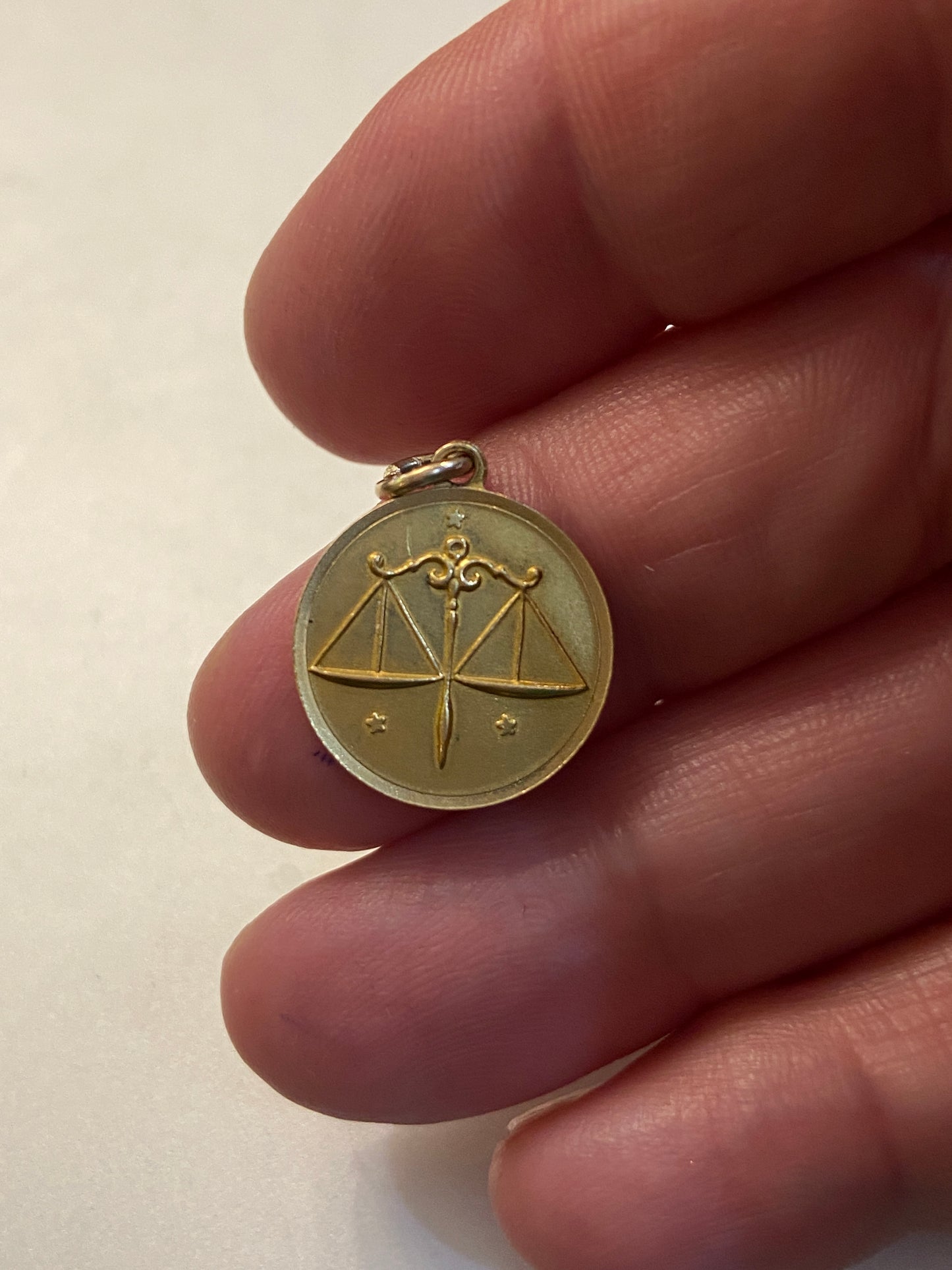 18ct 750 vintage libra charm / scale of justice c harm / pendant