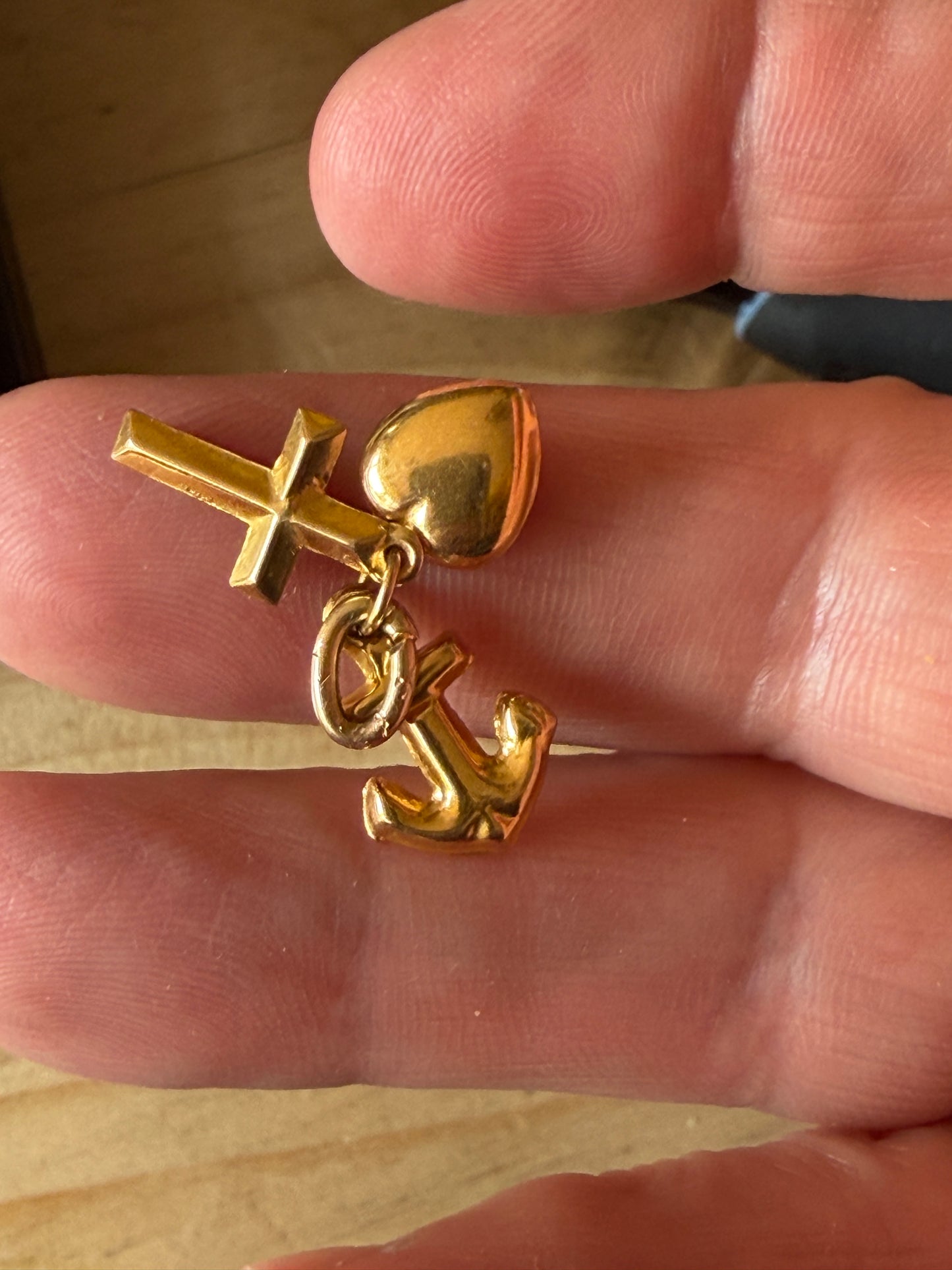 9ct vintage faith, hope and charity charm. circa 1973 by FM 1.28g