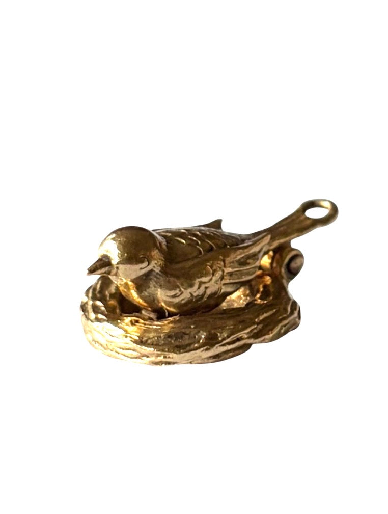 9ct vintage 'just laid' hen on nest charm, opening charm 4.02g circa 1973