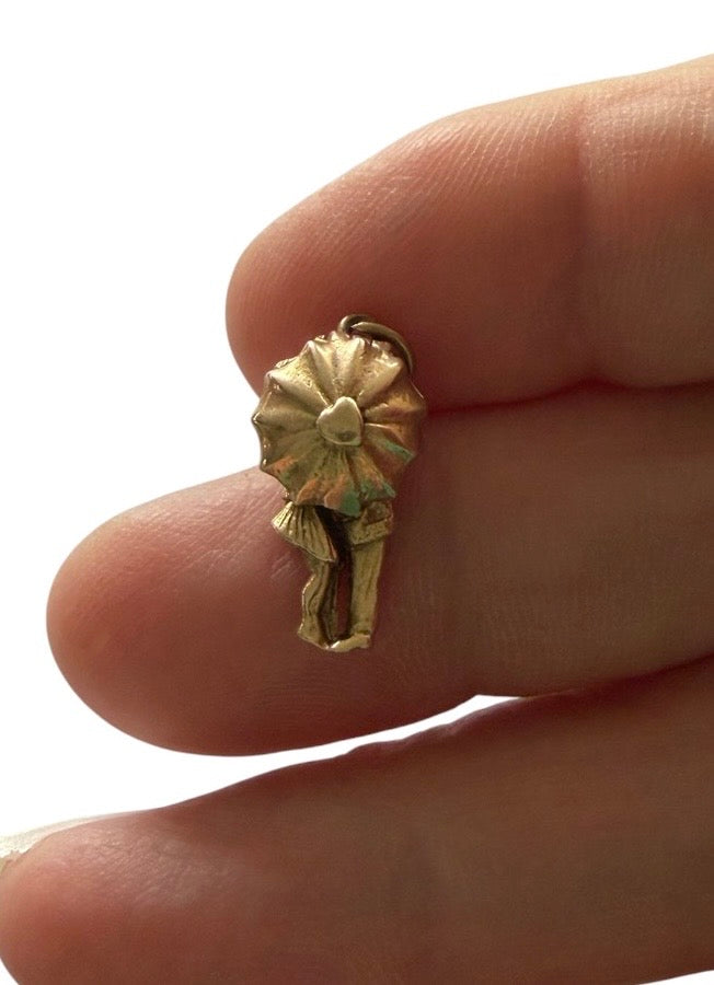 9ct vintage kissing couple charm circa 1962 by G&H 2.64g