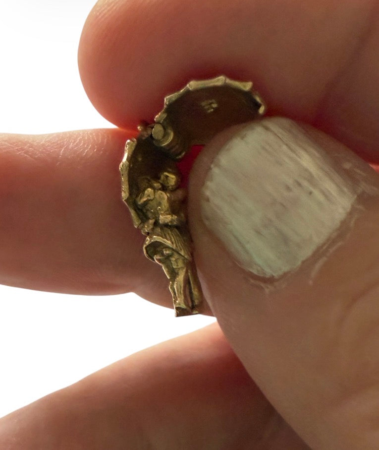 9ct vintage kissing couple charm circa 1962 by G&H 2.64g